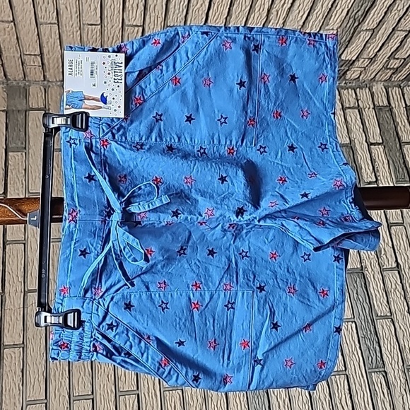 NWT Feeling Festive Ladies Star Pull On  Shorts Sz XL.. Adorable - Picture 1 of 9